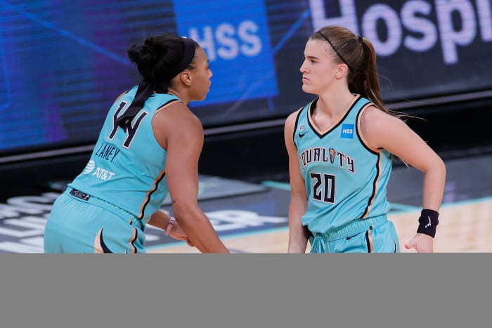 Betnijah Laney and Sabrina Ionescu low-five
